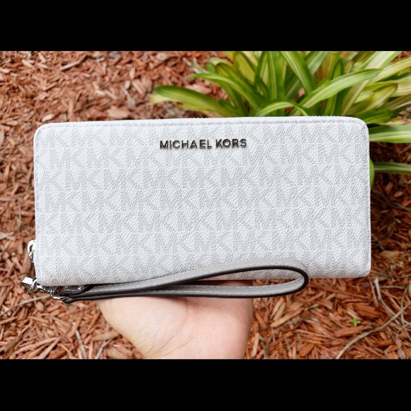 Michael Kors Handbags - NWT Michael Kors Wallet💞Gaby’sBags